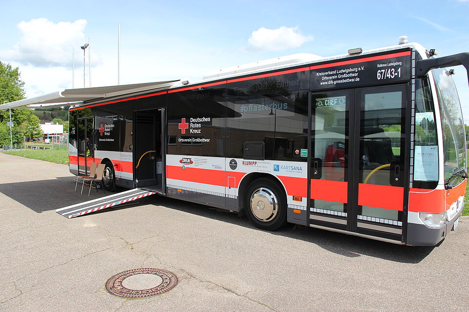 Zu sehen ist ein Bus, der auf einem Parkplatz steht und mit dem Deutschen Roten Kreuz-Logo bedruckt ist. Er gehört dem Ortsverein Großbottwar.