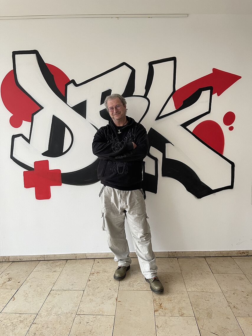 Marc Herrmann Zu sehen ist Marc Herrmann, zuständig für Schularbeit im JRK.